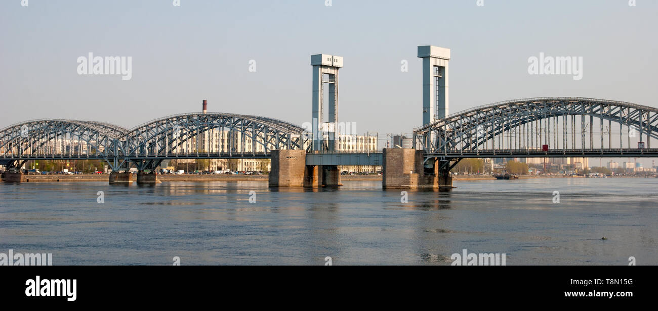 SAINT-Petersburg, Russland - 26 April 2019: Blick auf die Newa und die Finnland Eisenbahnbrücke Stockfoto