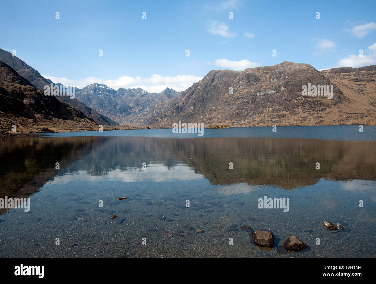 Die entfernte Loch Coruisk saß am Fuße der Black Cullin Bergkette auf der Isle of Skye in den schottischen Highlands. Mit dem Boot von Elgol abgerufen. Stockfoto