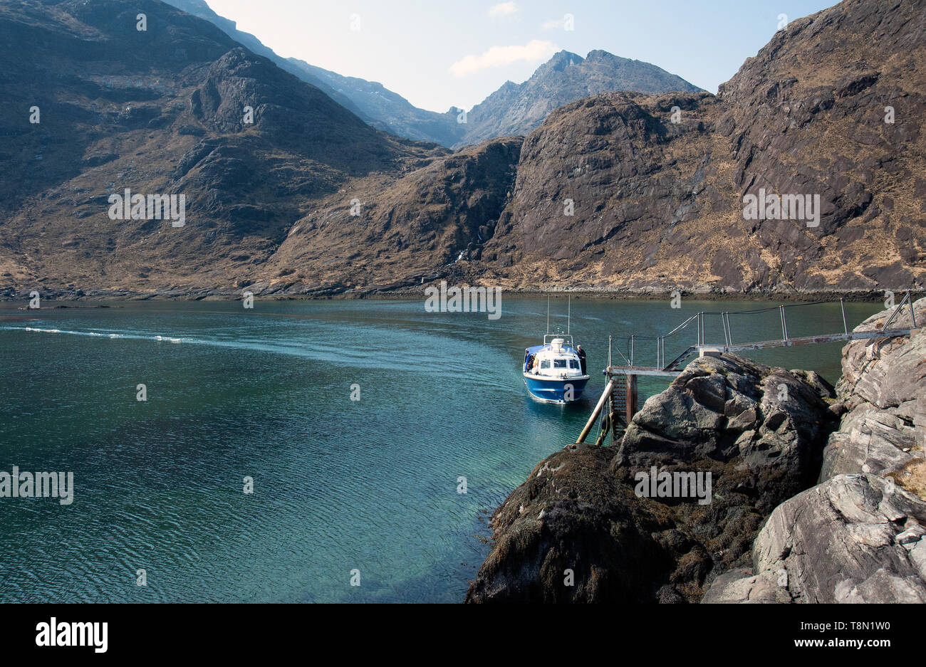 Die Bella Jane Passagierfähre aussteigen Wanderer aus Elgol auf den entfernten Loch Coruisk auf die Isle of Skye in den schottischen Highlands. Stockfoto