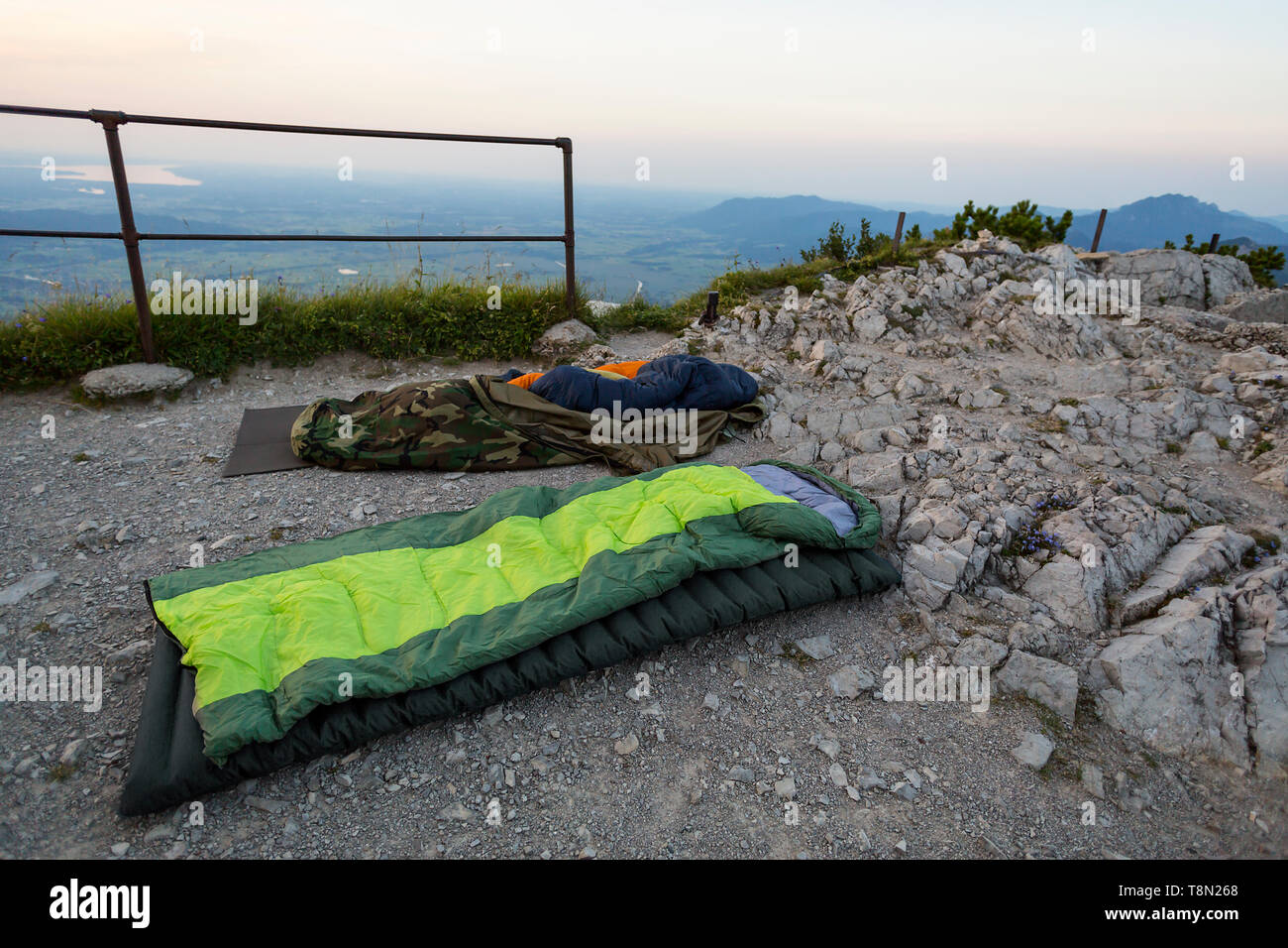 Schlafsäcke Outdoor auf einem Berg in Bayern, Deutschland im Sommer. Stockfoto