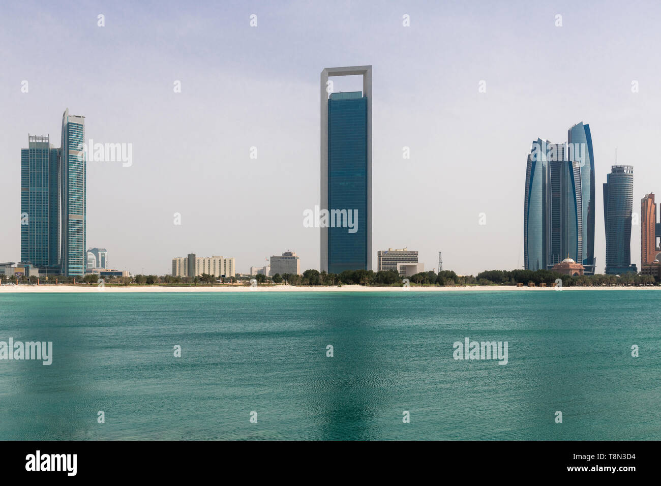 Abu Dhabi, VAE - am 31. März. 2019. Stadtbild mit Wolkenkratzern und den Arabischen Golf Stockfoto