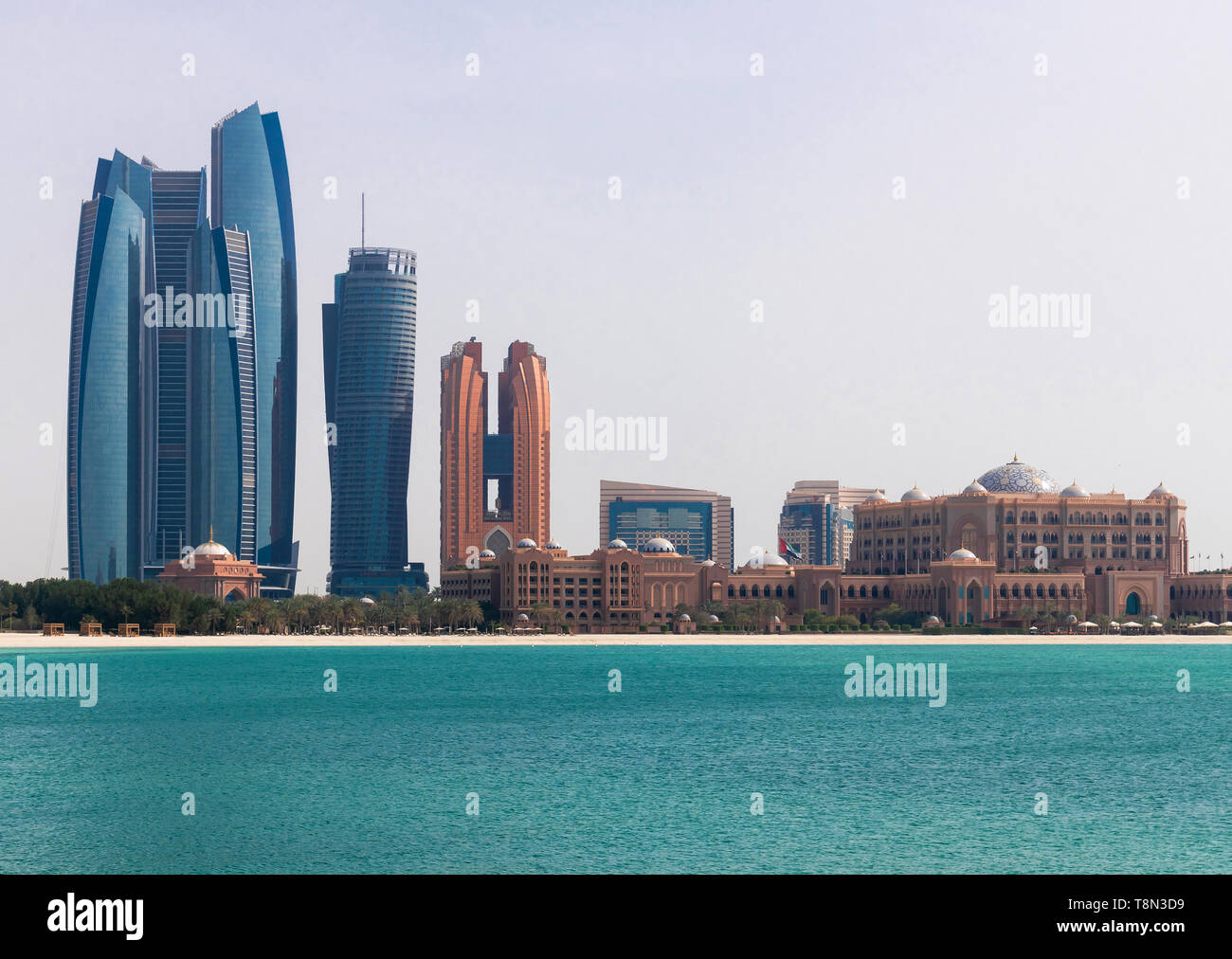 Abu Dhabi, VAE - am 31. März. 2019. Stadtbild mit Wolkenkratzern und den Arabischen Golf Stockfoto