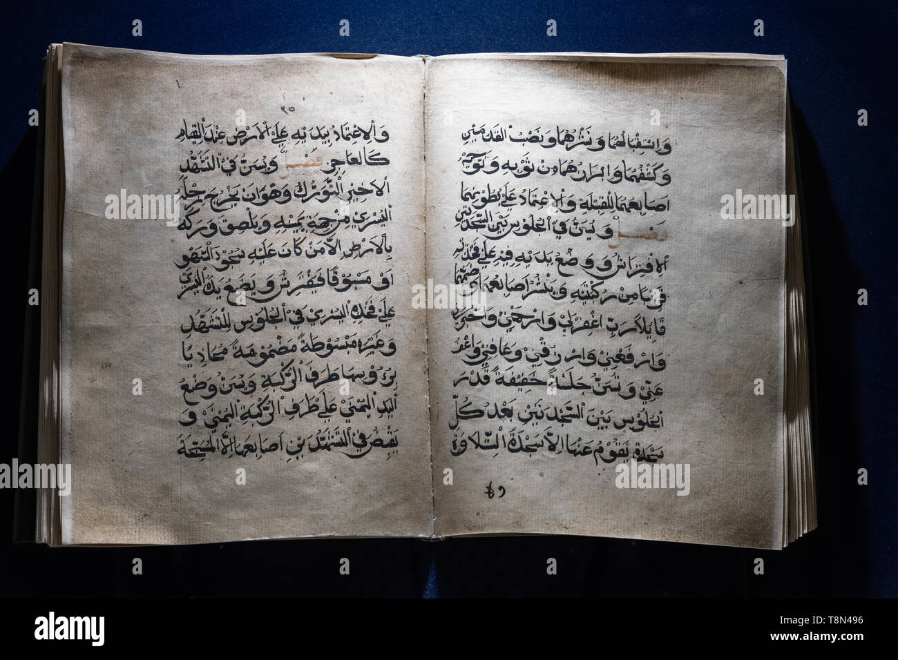 Die handgefertigte alte Quran zum Lesen öffnen Stockfoto