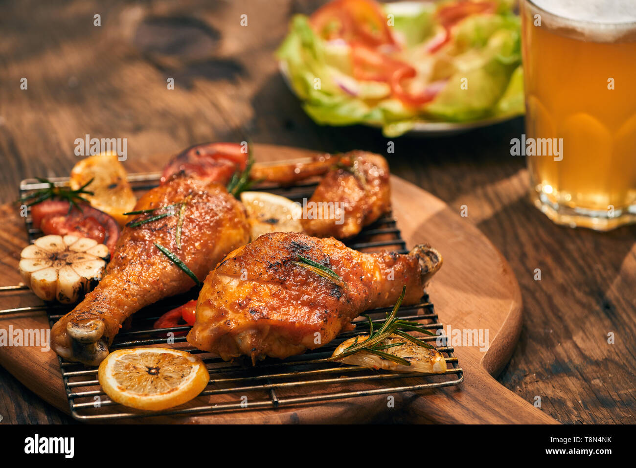 Heiß und würzig Huhn drumstick und Flügel closeup mit Bier Stockfoto