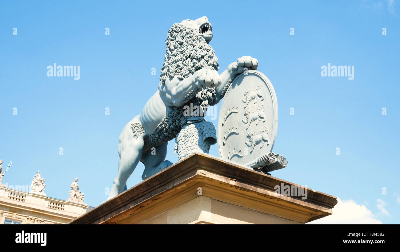Lion Statue, Neues Schloss hinter dem Brunnen, Domizil des Bundesministerium der Finanzen, Palast in der Schlossplatz, Stuttgart, Hauptstadt des Staates Stockfoto