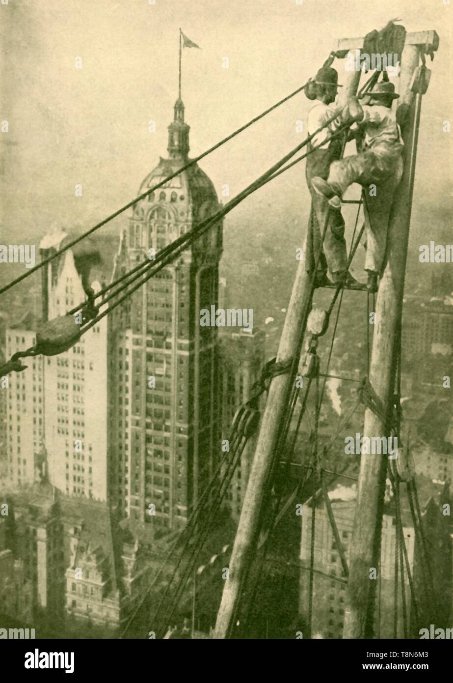 "Kran Männer bei der Arbeit auf einem New Yorker Wolkenkratzer', c 1930. Schöpfer: GPA. Stockfoto