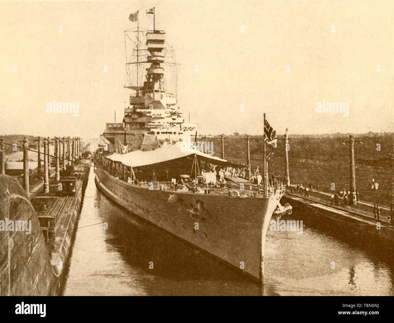 "H.M.S. 'Ruf', die durch den Panamakanal mit den Herzog und die Herzogin von York an Bord', c 1930 Creator: Unbekannt. Stockfoto