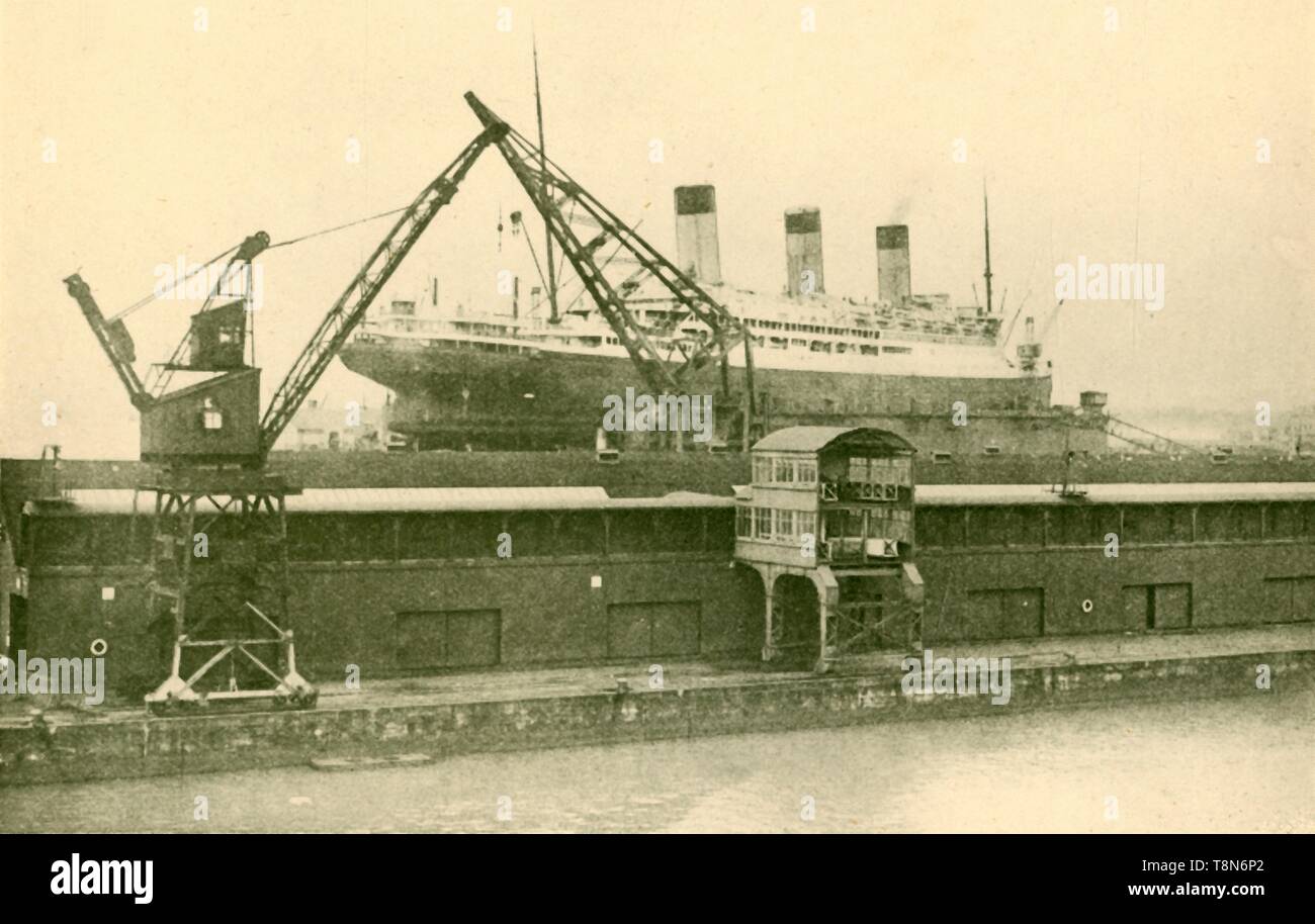 "Lifitng ein 'Majestic' (56,551 Tonnen) in das Schwimmdock an der Southampton', c 1930. Schöpfer: Unbekannt. Stockfoto