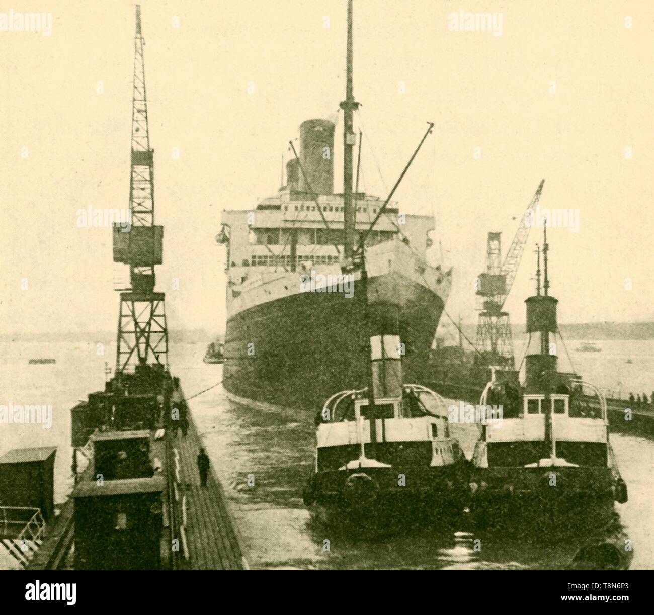 "Die 'Majestic' in Dry Dock geschleppt durch Schleppboote', c 1930. Schöpfer: Unbekannt. Stockfoto