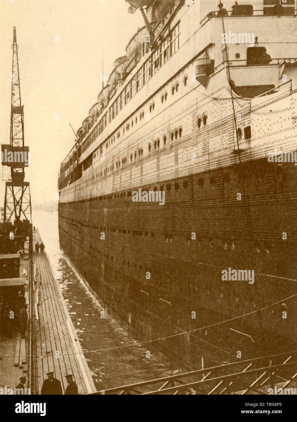 'Ansicht der Steuerbordseite des 'Majestic', wie Sie die schwimmende Trockendock', c 1930 eingetragen. Schöpfer: Unbekannt. Stockfoto