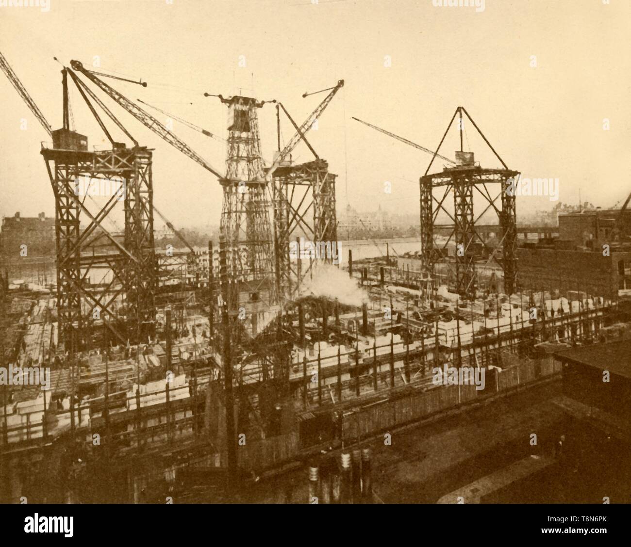 ' Krane bei der Arbeit an der London County Hall', c 1930. Schöpfer: Holland & Hannen. Stockfoto