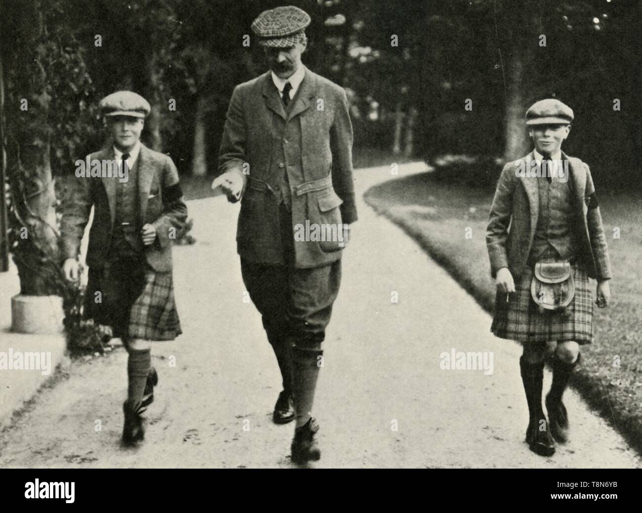 König Georg VI. und die ex-king Edward VIII. mit Herrn Hänsel Ihren Tutor, 1911, 1937. Schöpfer: Unbekannt. Stockfoto