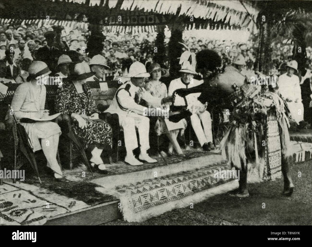 "In Suva, Fidschi. Die Vorlage eines "tabua" (Zahn des Pottwals)... 1927', 1937. Schöpfer: Unbekannt. Stockfoto