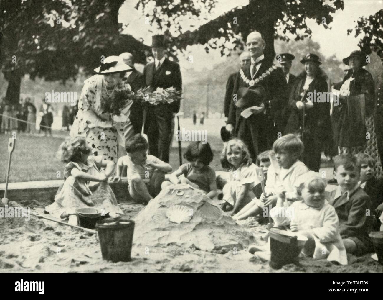 'Ihre Majestät..., auf dem neuen Spielplatz auf dem Gelände des Alten Foundling Hospital', 1936, 1937. Schöpfer: Unbekannt. Stockfoto