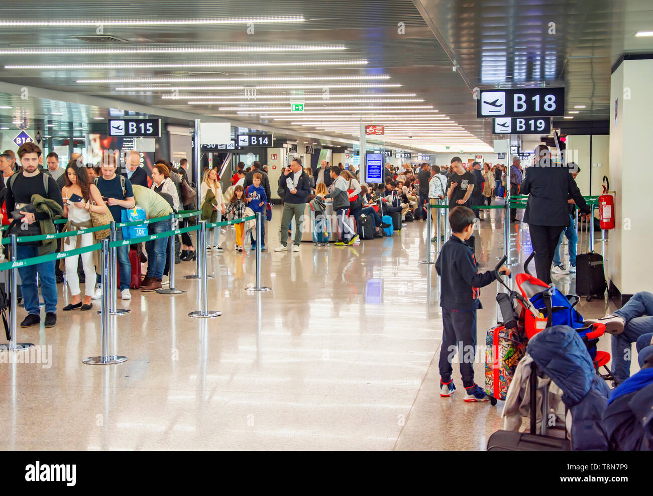 Masse der Leute in der Schlange an einem Flughafen zu überprüfen. Verkehr und Reisen. Reisende und Urlaub. Die Menschen warten Stockfoto