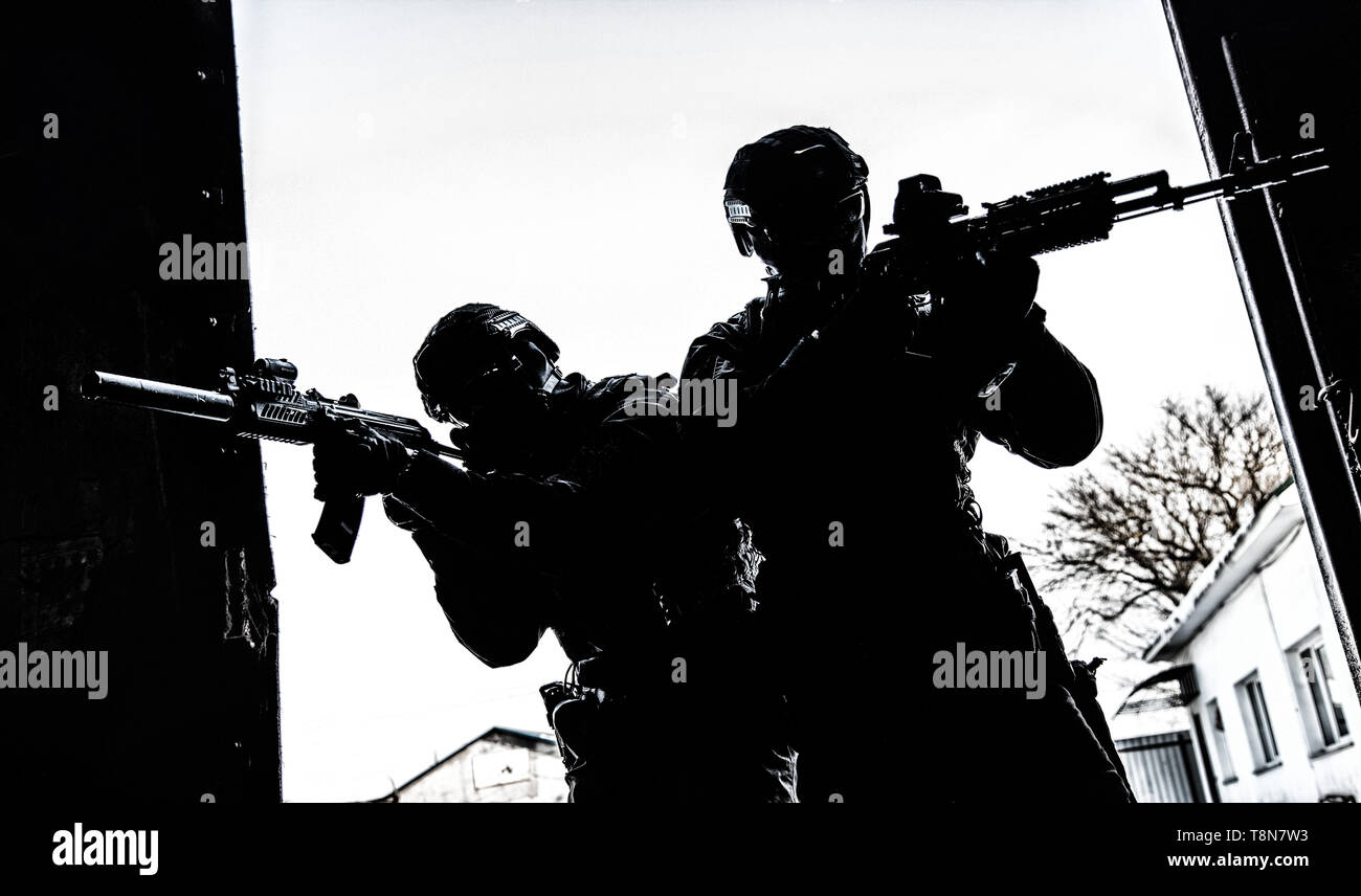 Polizei Special Operations Group gegen die Tür Stockfoto