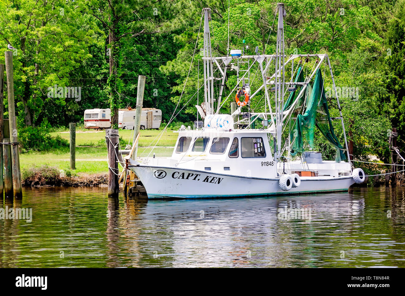 Ein krabbenkutter ist im Bayou angedockt, 5. Mai 2019, in Bayou La Batre, Alabama. Stockfoto