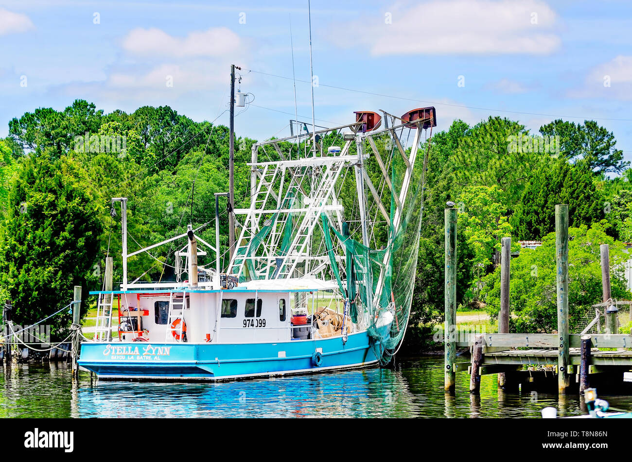 Ein krabbenkutter ist im Bayou angedockt, 5. Mai 2019, in Bayou La Batre, Alabama. Stockfoto