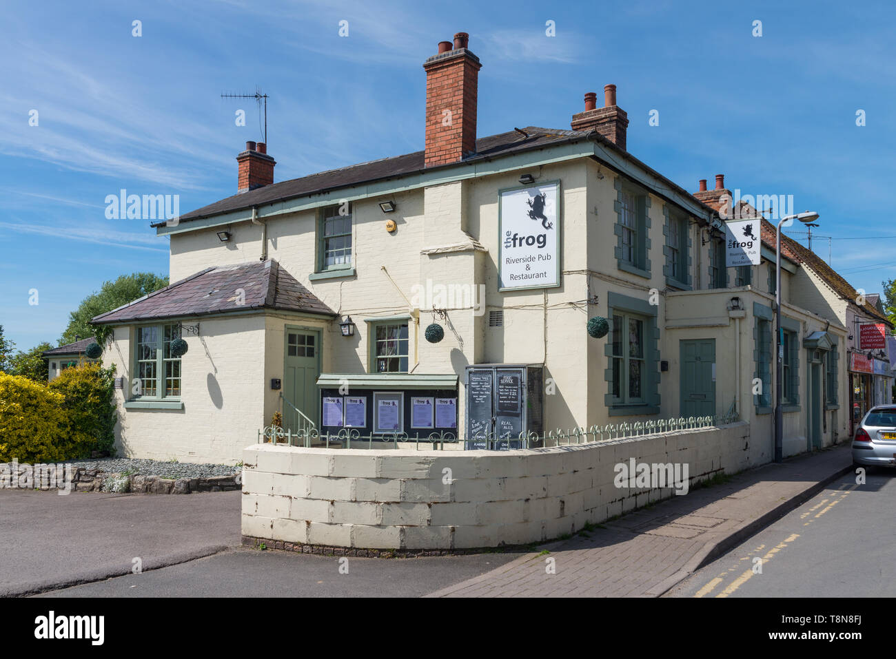 Der Frosch Riverside Pub und Restaurant in der hübschen Warwickshire Village von Henley-in-arden Stockfoto