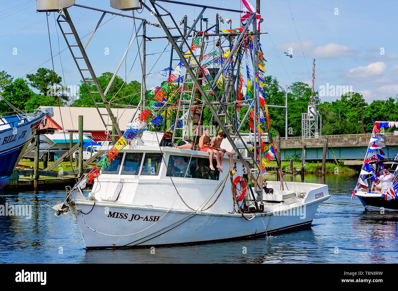 Eine dekorierte Krabbenkutter macht seinen Weg hinunter die Bayou während der 70. jährlichen Segnung der Flotte im Bayou La Batre, Alabama, 5. Mai 2019. Stockfoto