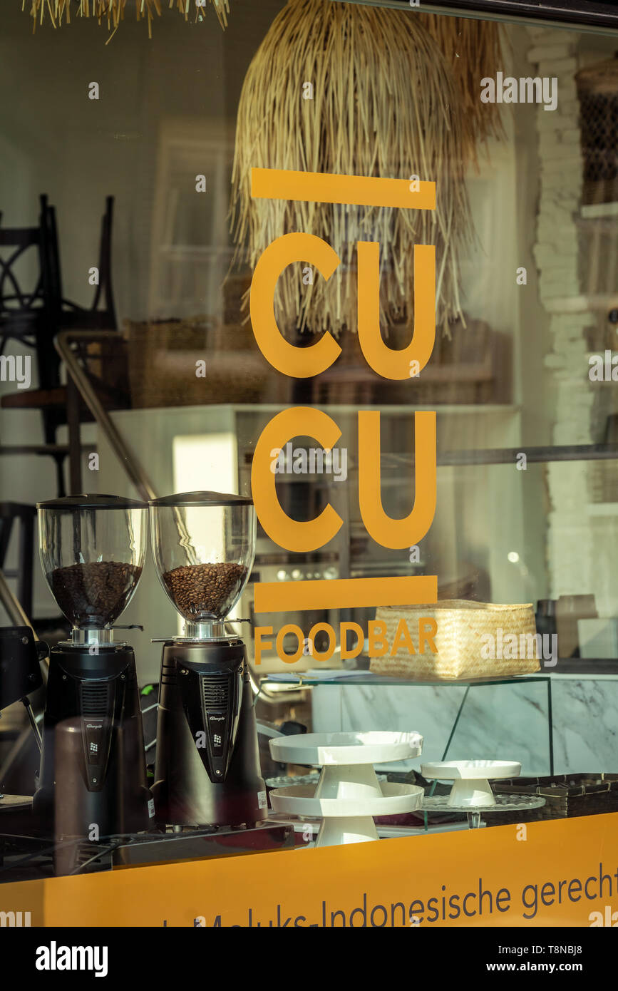 Dordrecht, Niederlande - 15 April, 2019: Goldene Logo auf ein Fenster des Restaurants CUCU. Molukken restaurant CUCU Mittagessen Shop an der Spitze der Voorstraat Stockfoto