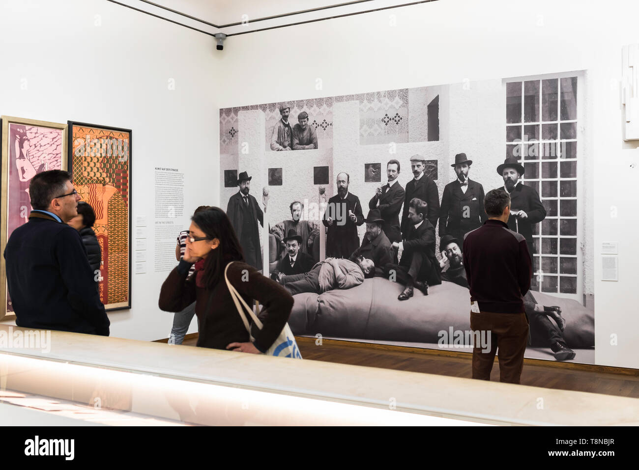 Wien Leopold Museum, mit Blick auf den Menschen auf einer fotografischen Porträt der Gründung der Secession Mitglieder innerhalb des Leopold Museum, Wien, Österreich. Stockfoto