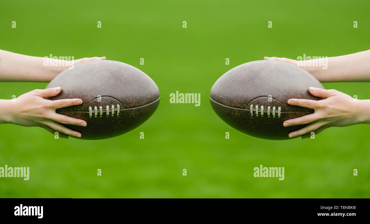 Eine Frau hält einen rugby ball, auf grünem Hintergrund isoliert Stockfoto