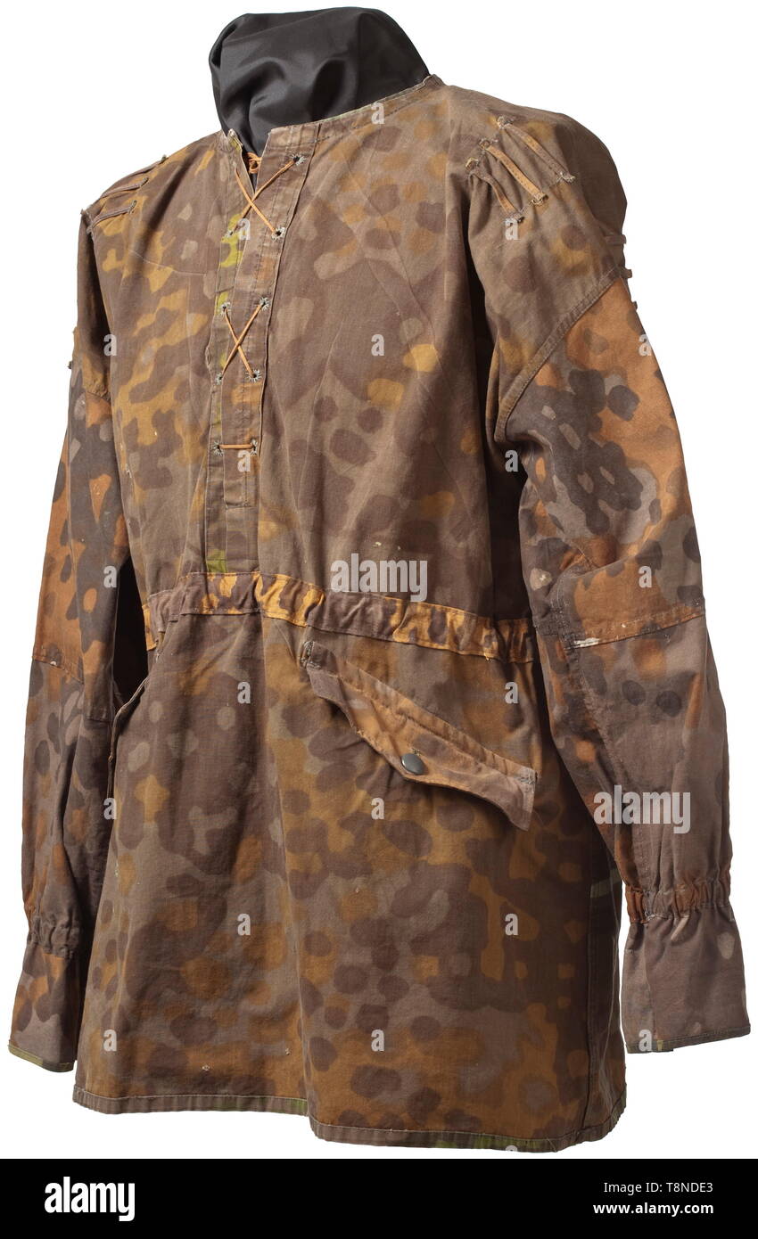 Ein pullover Shirt in Platane camouflage Material mit beidseitigen Impressum, reversible Frühjahr / Herbst Farben, aus 80 cm Platten statt der üblichen 140 cm Platten, mit der Erweiterung der Hülse an der Schulter und am Ellbogen, wie es üblich ist. Ist eine seltene TEEKOCHER Variante, in Fachkreisen bekannt. historischen, historische, 20. Jahrhundert, 1930S, 1940s, Waffen-SS, bewaffneten Division der SS, bewaffneten Service, Streitkräfte, NS, Nationalsozialismus, Nationalsozialismus, Drittes Reich, Deutsche Reich, Deutschland, Militär, Militaria, Utensilien, Ausrüstung, Geräte, Objekt, Objekte, s, Editorial-Use - Nur Stockfoto