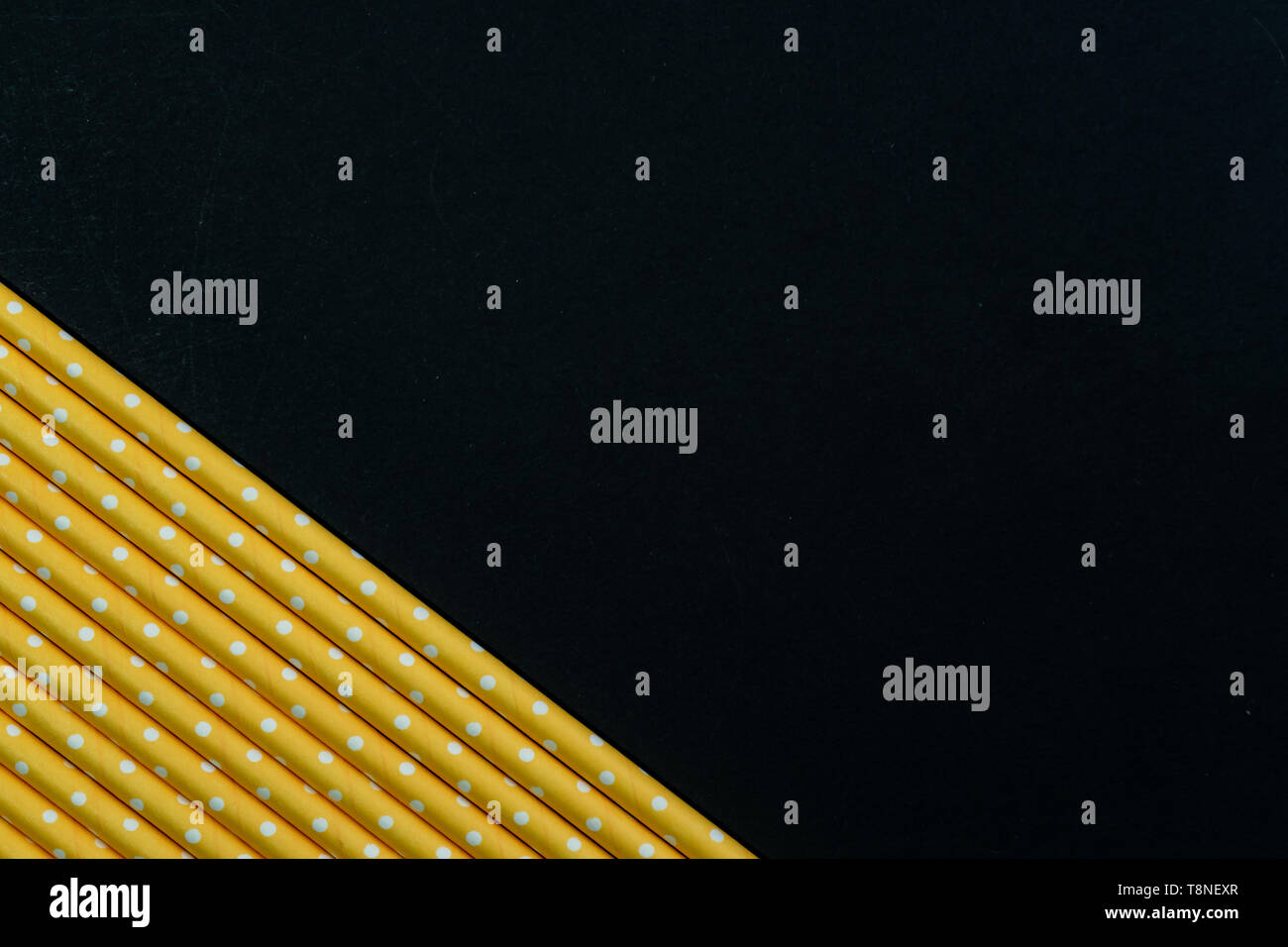 Gelbes Papier Trinkhalme Hintergrund Stockfoto