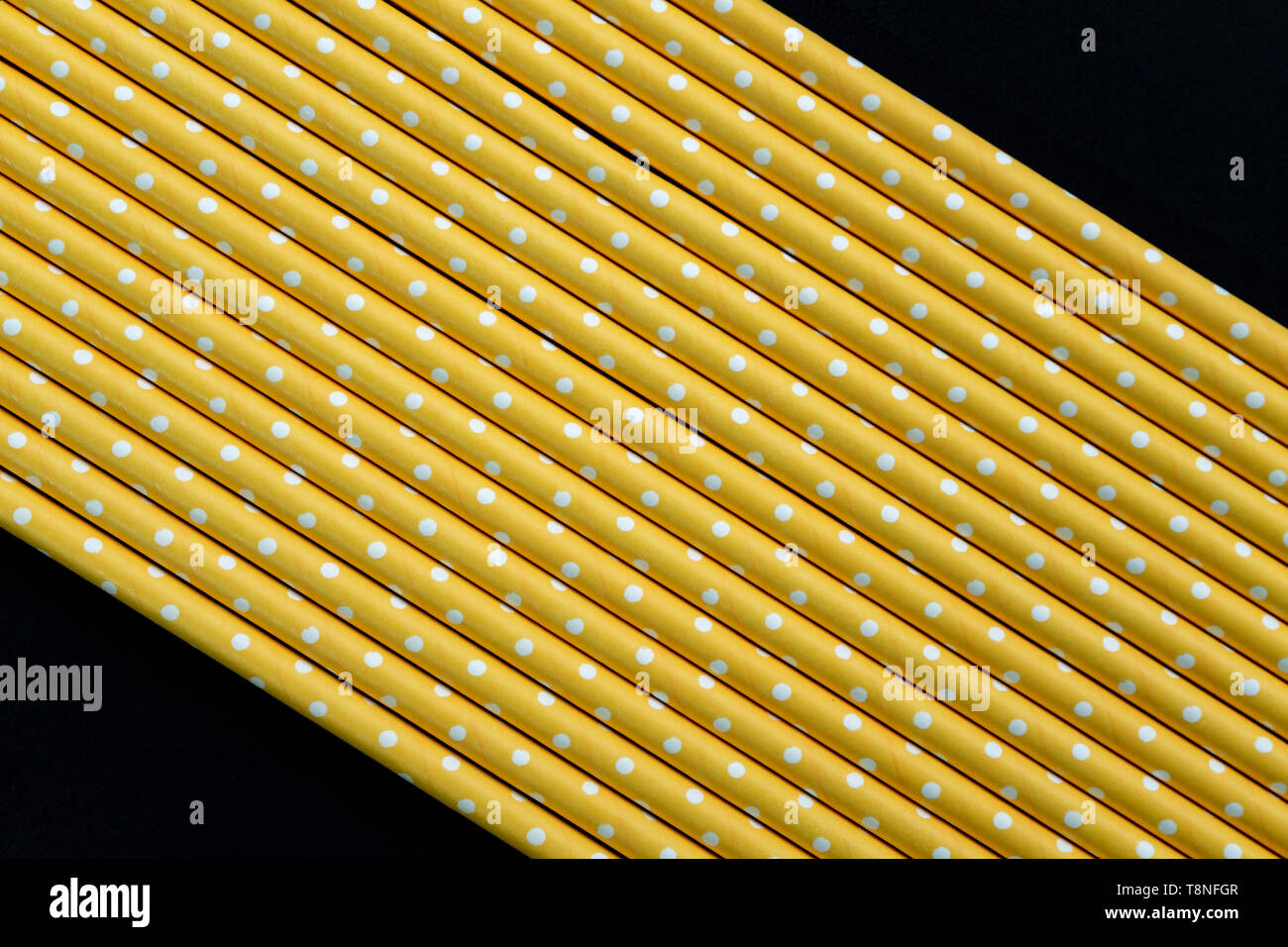 Gelbes Papier Trinkhalme Hintergrund Stockfoto