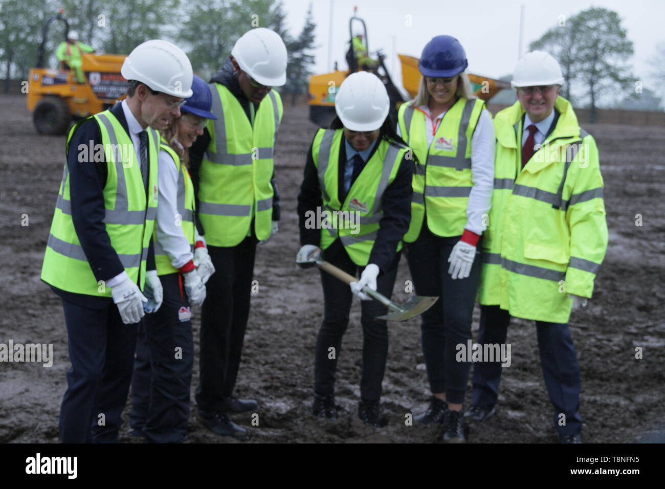Athleten und Dignatories während der feierlichen Spatenstich der Commonwealth Games 2022 Athleten Dorf, in Perry Barr, Birmingham Stockfoto