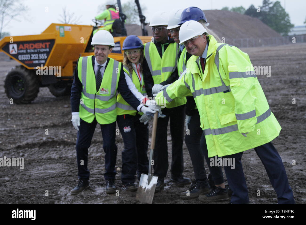 Athleten und Dignatories während der feierlichen Spatenstich der Commonwealth Games 2022 Athleten Dorf, in Perry Barr, Birmingham Stockfoto