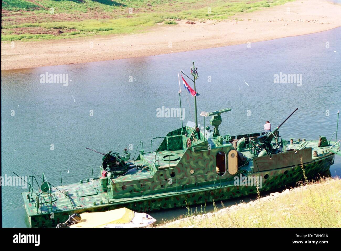 Ein kroatischer Streitkräfte Patrouillenboot saß auf dem Fluss durch Osijek fließt, während der Konflikt zwischen Serbien und Kroatien in den Jahren 1991-92. Bild von Adam Alexander Stockfoto