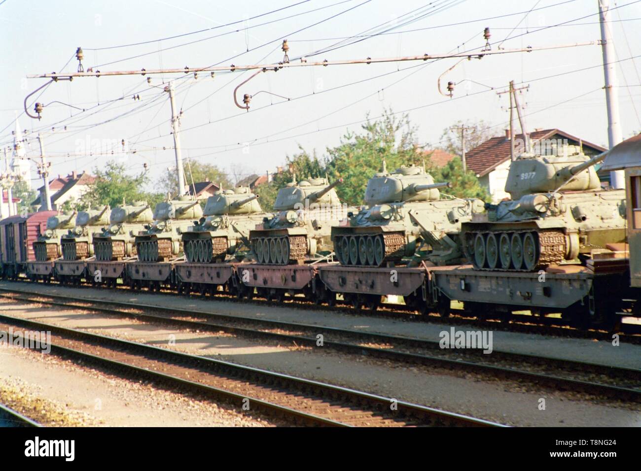 Jugoslawische Bundesarmee Panzer auf einen Zug bei Dobova Station an der Grenze zwischen Slowenien und Kroatien dargestellt, während der Zerfall Jugoslawiens im Jahr 1991. Bild von Adam Alexander Stockfoto