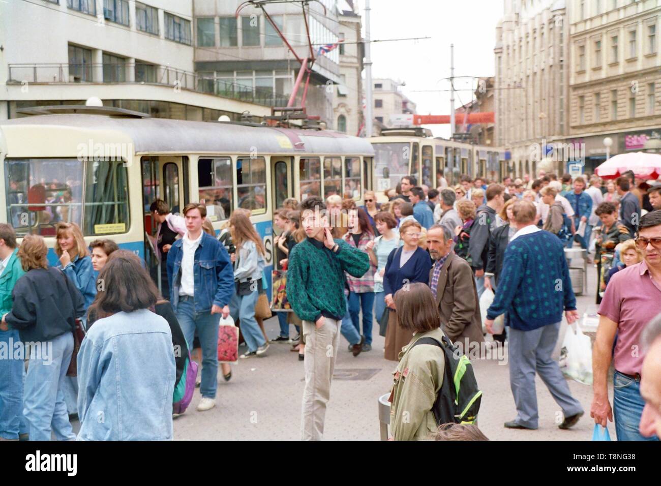 Eine Momentaufnahme des Lebens in der kroatischen Hauptstadt Zagreb während der Zerfall Jugoslawiens in den Jahren 1991-92. Bild von Adam Alexander Stockfoto