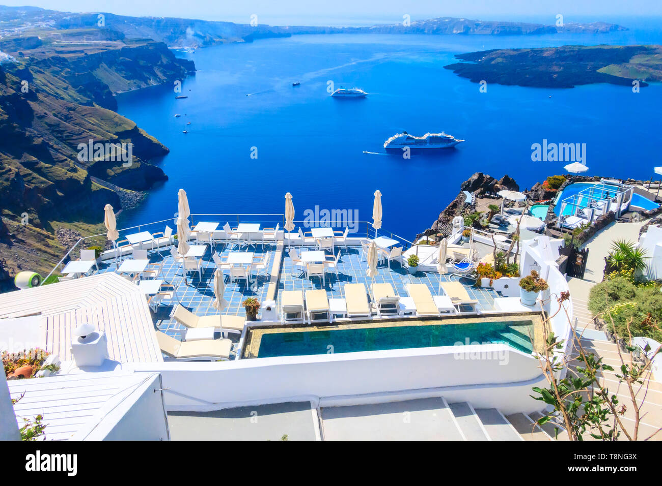 Oia, cafe Tabellen mit Caldera Meerblick in der Santorini Insel mit weißen und blauen Häuser, Griechenland Stockfoto