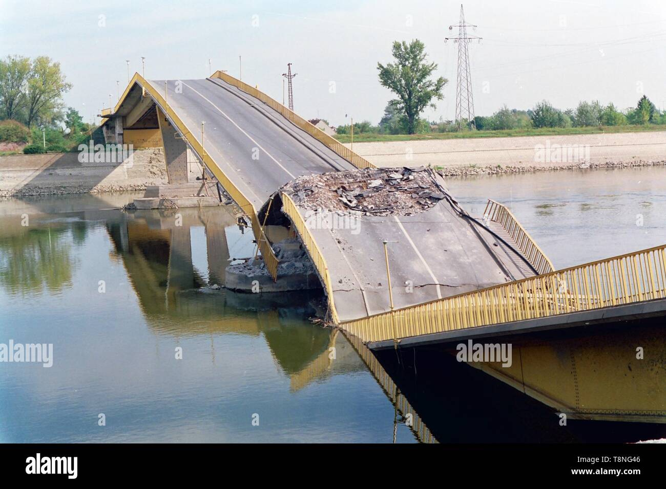 Eine zerstörte Brücke in der Stadt Osijek im ehemaligen Jugoslawien während des Konflikts in den Jahren 1991-92. Bild von Adam Alexander Stockfoto