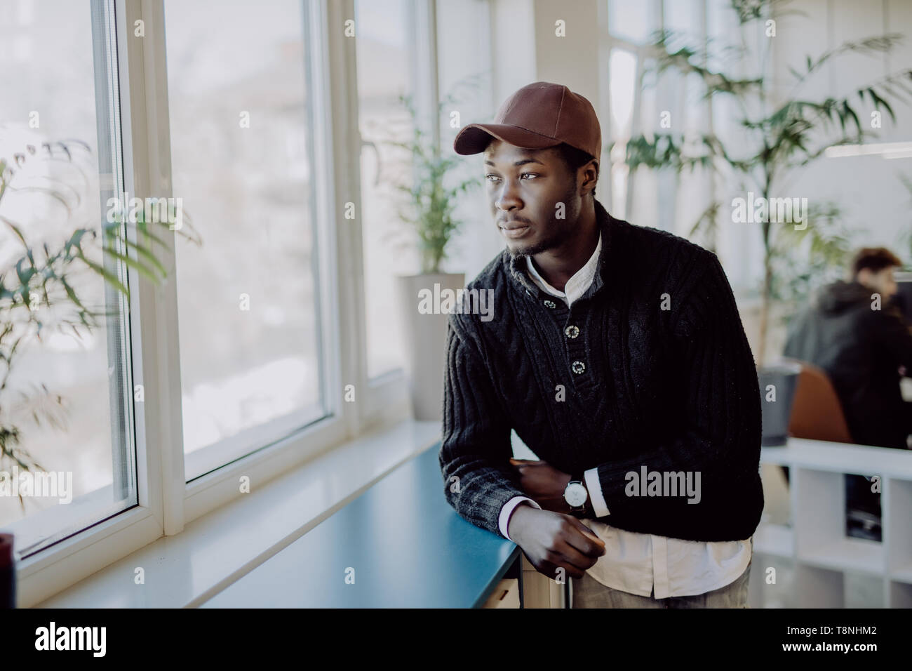 Portrait von nachdenklich afrikanischen amerikanischen Geschäftsmann, stehen in der Nähe der Fenster und das Denken über die Entscheidung, träumen von Erfolg, Nachdenken neuer Anlauf. Handsom Stockfoto