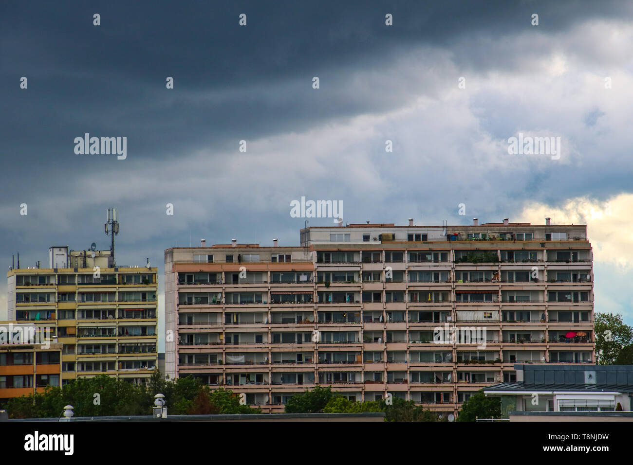 Schwere Wolken über livin Türme in Mannheim Stockfoto