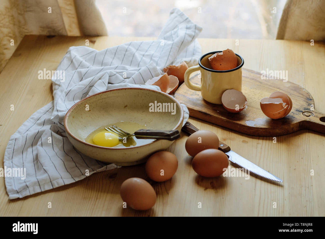 Gebrochene Eier in einem Teller. Schönes ruhiges Leben, die Vorbereitung von Eiern für die Text- und kochen Rührei Stockfoto