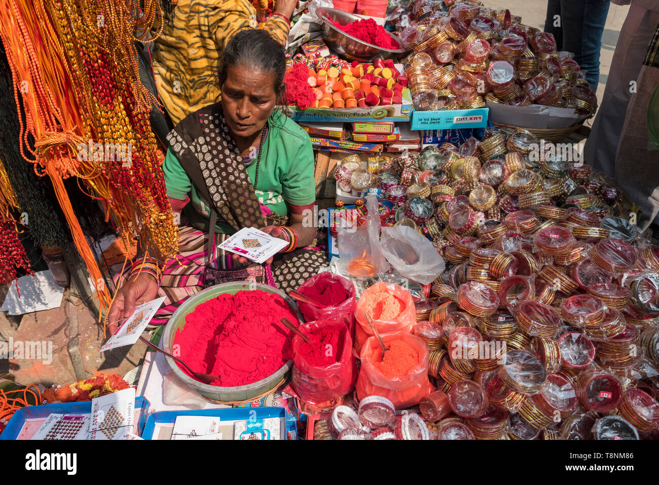 Verkäufer von Tikka Pulver und Armbänder in den Markt von Alte Stadt Varanasi, Indien Stockfoto