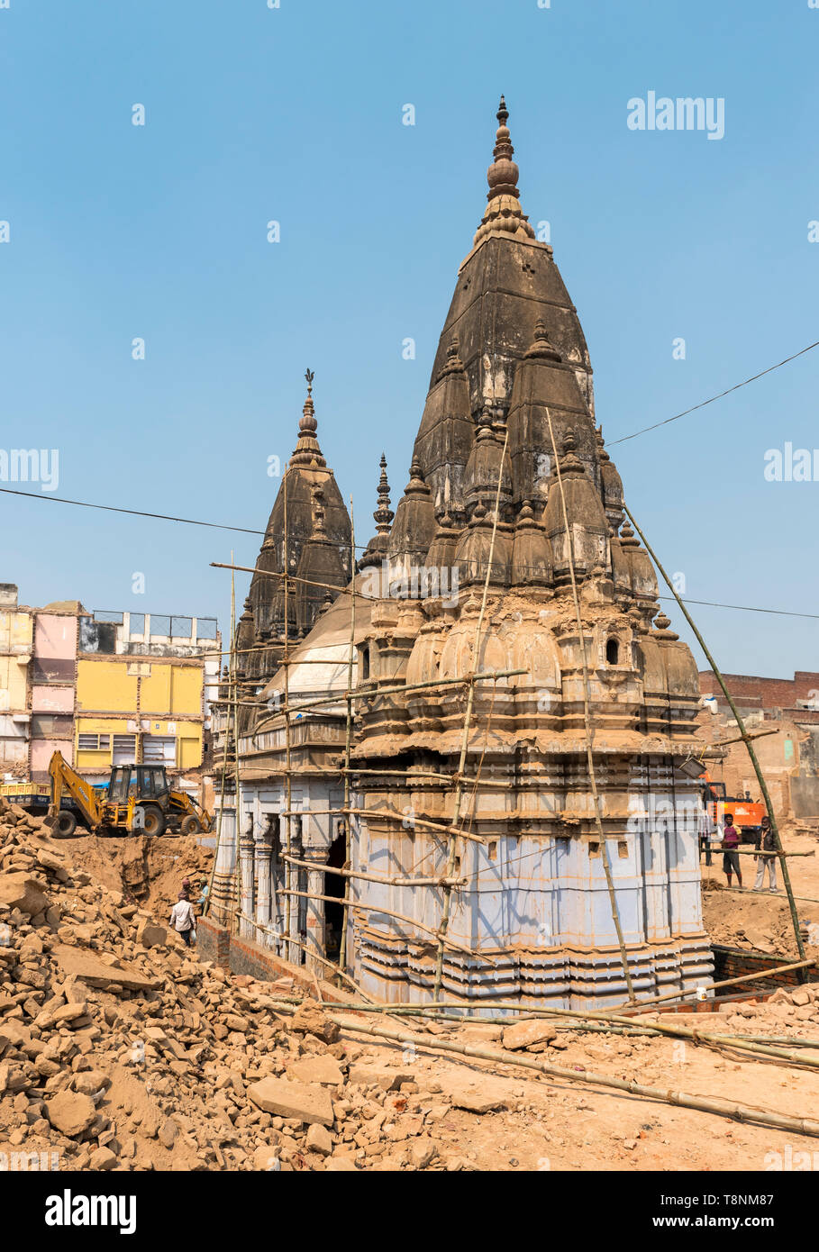 Antike Tempel ausgegraben während der lahori Tula Stadterneuerung Projekt 2019, alte Stadt Varanasi, Indien Stockfoto