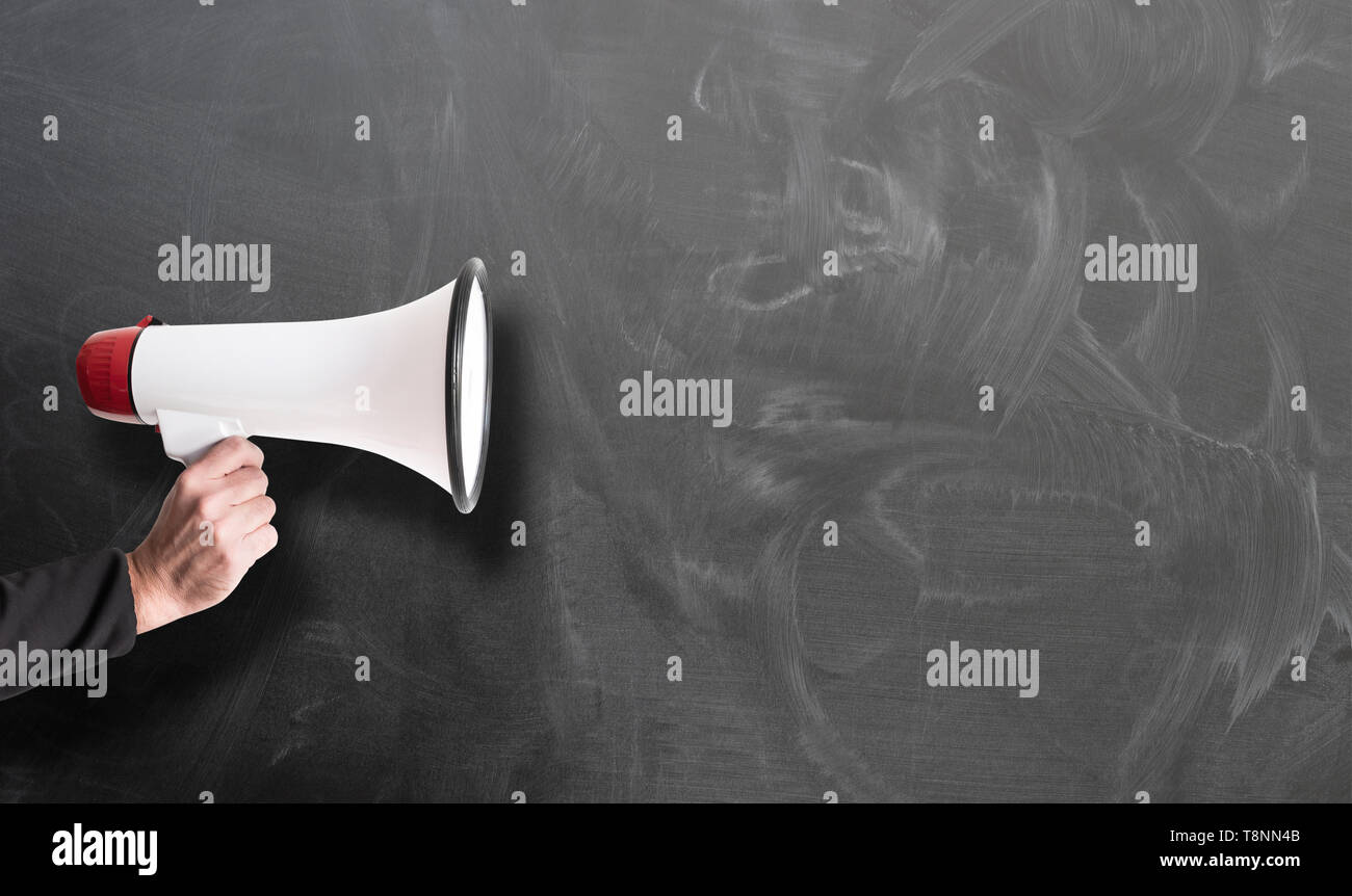Hand mit roten und weißen Megafon gegen Schiefertafel Vorlage Stockfoto