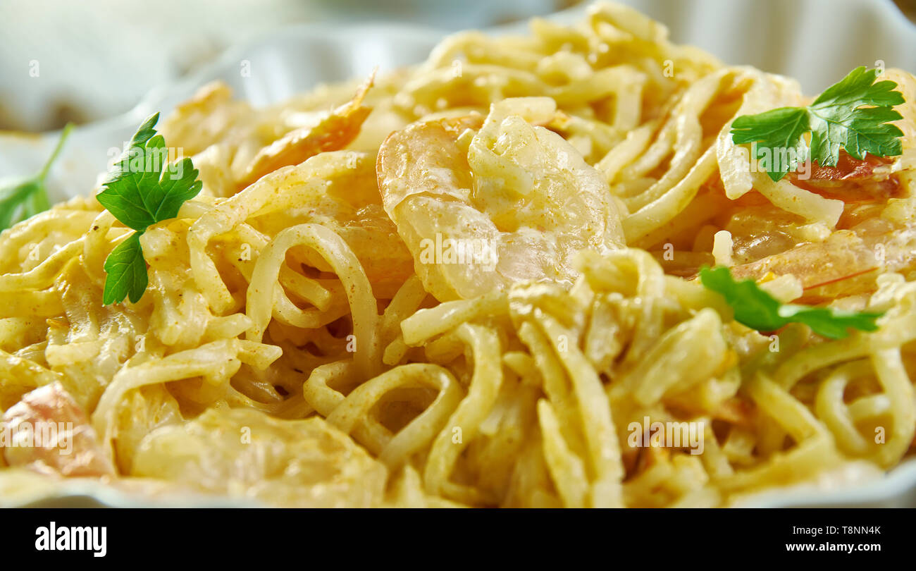 Bang Bang Shrimp Pasta, in einer Sauce aus Mayonnaise, Sweet Chili Sauce, Sriracha Stockfoto
