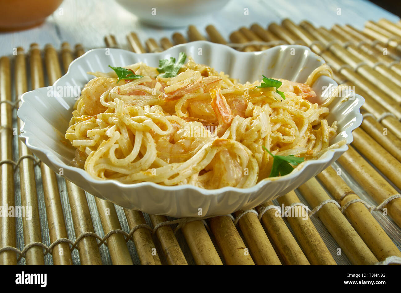 Bang Bang Shrimp Pasta, in einer Sauce aus Mayonnaise, Sweet Chili Sauce, Sriracha Stockfoto
