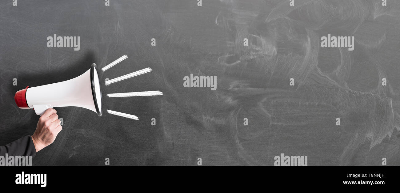 Hand mit roten und weißen Megafon gegen Schiefertafel Vorlage Stockfoto