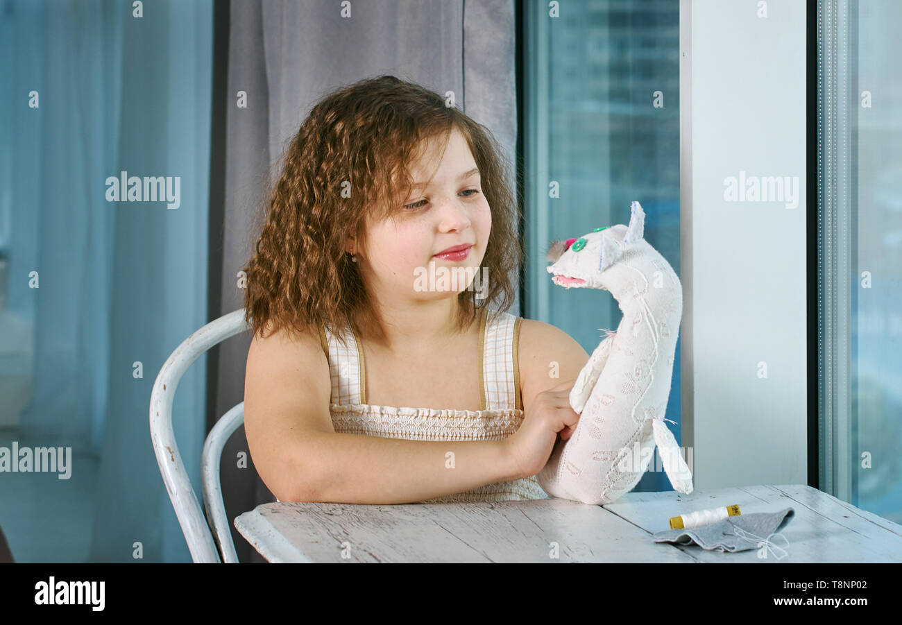 Kleine Mädchen Ausdruck spielen mit Handpuppen, Stockfoto