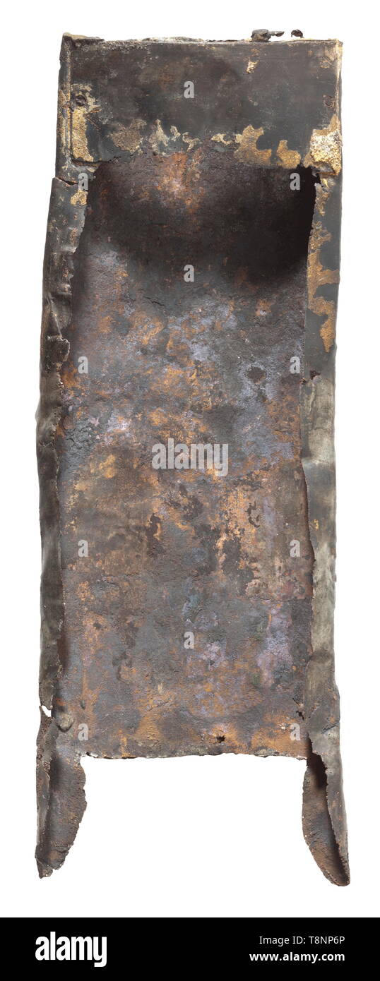 Ein römisches gladius Der Pompejanischen Typ, 1./2. Jahrhundert n. Chr. stark restauriert, leicht leaf-förmige Klinge mit zentralen Ridge auf beiden Seiten und verstärkt stoßen. Mehrteilige Knochen Griff. Guard mit Bronze Scheibe Unterlegscheibe, multiplizieren Sie eingefahren Griff. Die runden Knauf mit zwei integrierten Thin Bronze Bleche und genietet Bronze disc. Medaillon und Mantel von Teil-vergoldetem Silber. Die Vorderseite Medaillon mit angehobenem Darstellung von zwei Adlern Überwindung einer antiken Szene mit mehreren Figuren, von Frames mit männlichen Köpfen umgeben. Die Ringe fehlen. O, Additional-Rights - Clearance-Info - Not-Available Stockfoto