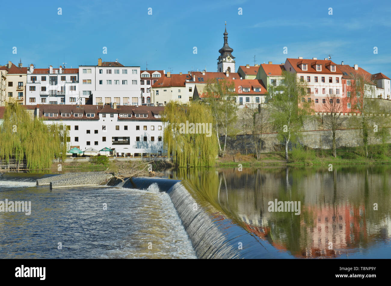 Blick auf die historische Stadt Pisek in Südböhmen aus einem Wehr am Fluss Otava im Frühjahr Stockfoto