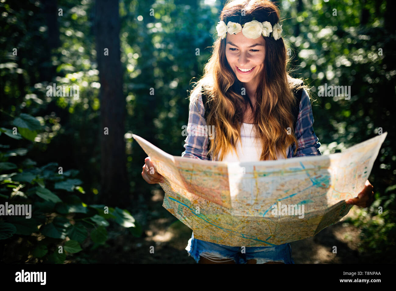 Hipster touristische Frau mit Karte wandern, Lifestyle Abenteuer Konzept Stockfoto